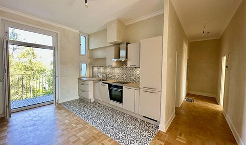 Designer apartment in renovated old building - spacious, flooded with light, unobstructed view