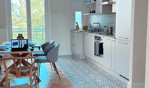 Designer apartment in renovated old building - spacious, flooded with light, unobstructed view