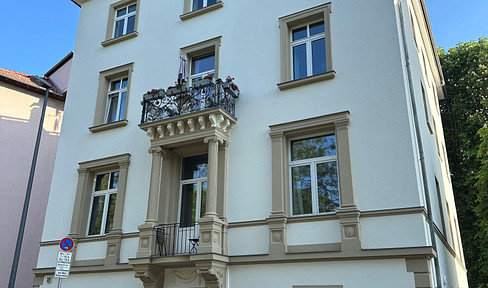 Nordend Ost - Old Art Nouveau building: Top renovated 3.5 room apartment with EBK & balcony in a great location