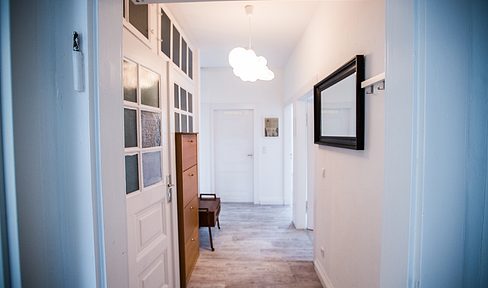 Wonderful apartment in an old building on the 1st floor - quiet, green, central.