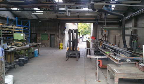 Vielfältig nutzbare frei werdende Gewerbefläche mit Einfamilienhaus und Einliegerwohnung