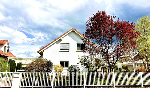 Beautiful detached house with garage and carport in a quiet location on the edge of a field