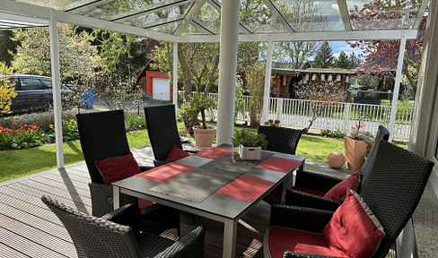 Beautiful detached house with garage and carport in a quiet location on the edge of a field