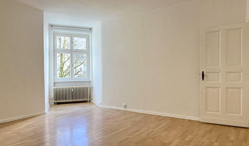Bright 1.5-room apartment in an old building with separate kitchen and modern bathroom in a quiet, central location