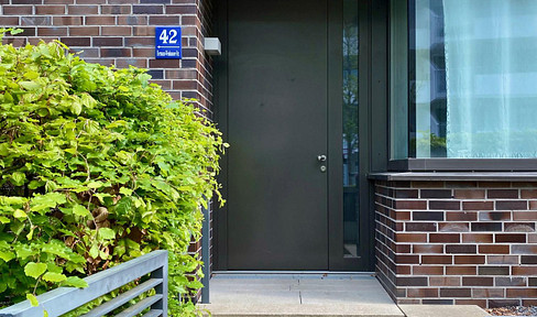 TOWNHOUSE WITH ONE-LEVEL APARTMENT - Purchase price subject to negotiation