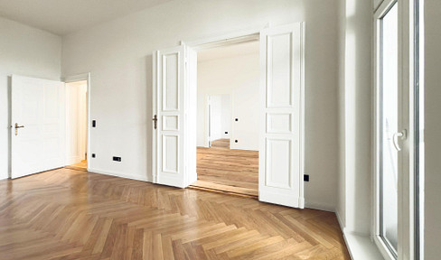 First occupancy after refurbishment: old building dream with loggia and elevator | commission-free