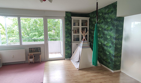 Lichtdurchflutete und ruhiggelegene Wohnung mit zwei Balkonen