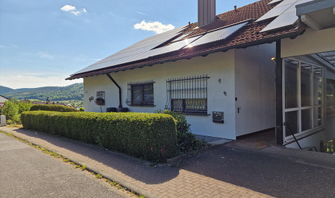 Detached house with granny apartment in the basement and double garage