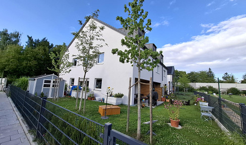 For families - modern, sunny KfW40-REH with south-facing garden in healthy solid wood construction