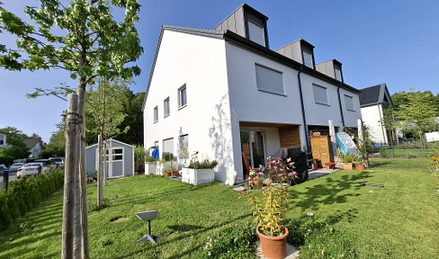 For families - modern, sunny KfW40-REH with south-facing garden in healthy solid wood construction