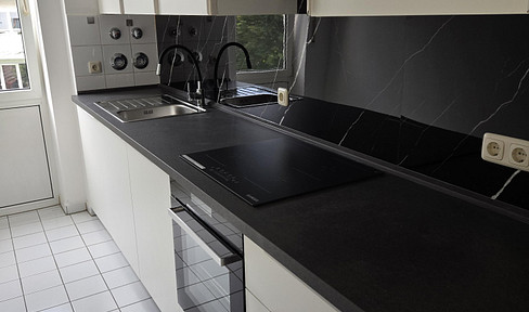 Bright, spacious 2-room apartment with a new fitted kitchen and a small conservatory.