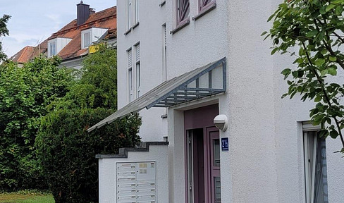 Sunny 2-room apartment with small conservatory