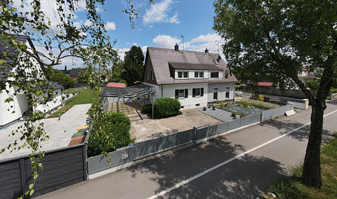 Family paradise close to the city center with additional building plot surrounded by greenery