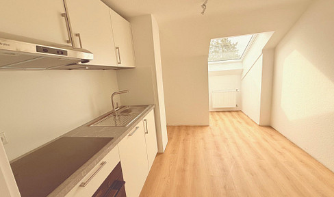 Frisch renovierte 3-Zimmer-Wohnung mit EBK im Dachgeschoß