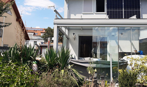 Beautiful semi-detached house with a great conservatory in a top location