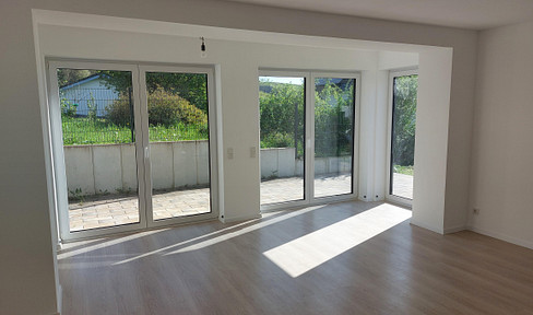 Barrier-free garden dream in a green setting: commission-free 3-bedroom first-time-occupancy apartment with terrace