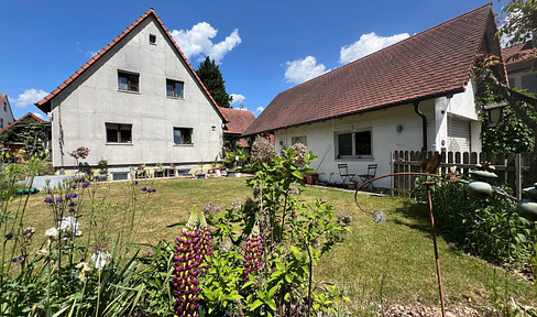 Plot with detached house and many options in a quiet residential area