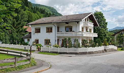 Large property near Lake Chiemsee, approximately 12 rooms, 7 showers/toilets, 1 garage plus 8 parking spaces, with mountain views.