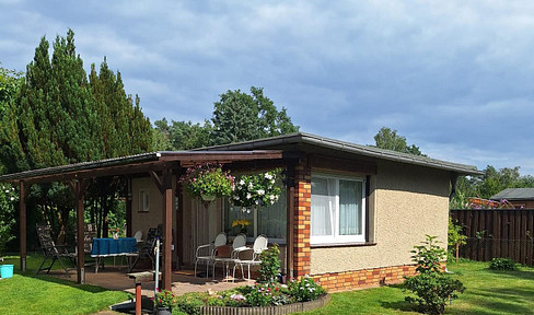 Plot with bungalow / quiet location / close to the water