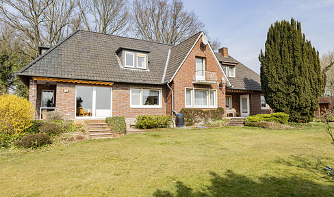 Two-family house in a dream location with unobstructed views in Petershagen-Neuenknick