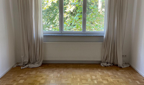Exclusive, modernized 3-room apartment with geh. Interior with balcony and EBK in Stuttgart