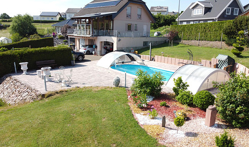 Detached house with granny apartment and outdoor pool