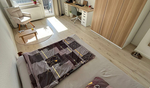 High-quality shared apartment room with new furnishings and a balcony, available immediately.