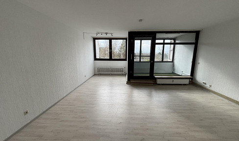 Spacious 1-room apartment with conservatory, parking space and communal swimming pool
