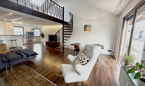 Highlight: Airy maisonette apartment with fireplace, elevator, fitted kitchen and sunny balcony