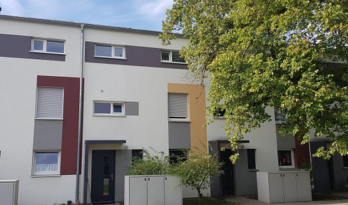 Modern mid-terrace house with roof terrace & garden *commission-free*