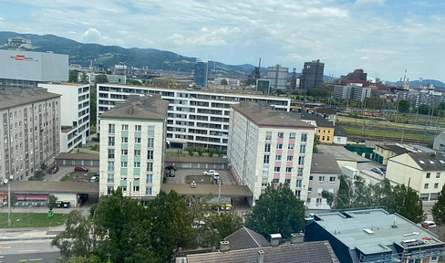 Helle 1,5-Zimmer Wohnung mit Loggia im 10. Stock