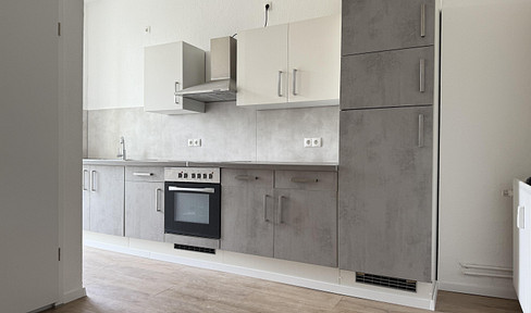 Modern renovated 1.5-room apartment with fitted kitchen and balcony