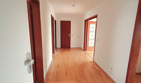 Bright 4-room apartment with south-facing balcony - quiet, central and ready to move into!
