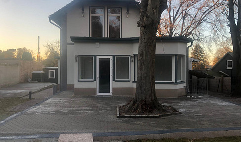 Company headquarters with 1,300 m² of land, including a courtyard, numerous parking spaces, an office, and an apartment.