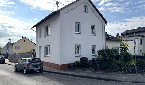 Ready-to-move-in detached house with pool, fitted kitchen and carport for two cars