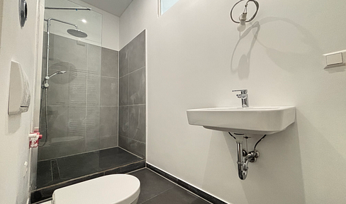 FREE OF PROVISION: High-quality renovated 2-room apartment with balcony in a central location