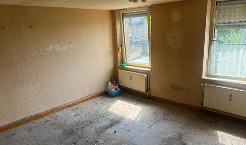 Half the basic rent for one year: Apartment for self-renovation in a central location in Krefeld for rent