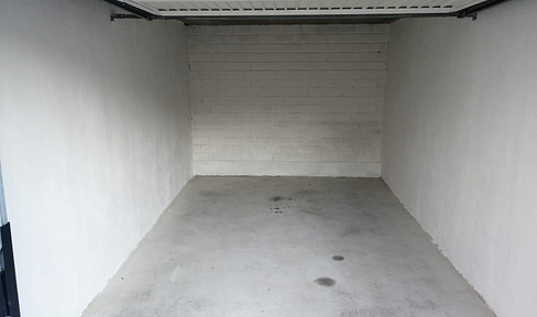 Single garage in backyard for rent