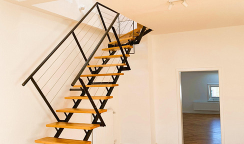 Ready-to-occupy 3.5 room top floor maisonette apartment on two levels with balcony & skyline view