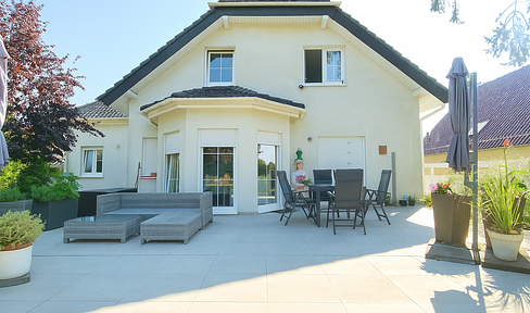 Spacious detached house with extensive plot in Teltow - near Berlin and Potsdam