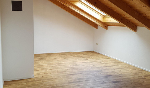 Bright, spacious top floor apartment with balcony (quiet yet central)