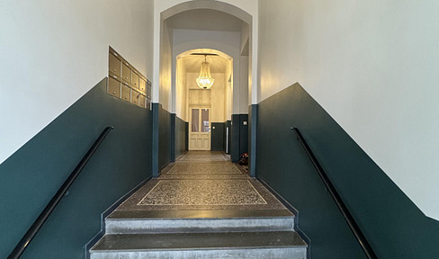 Refurbished old apartment with floorboards in U5