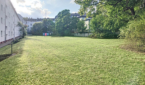 Park in the backyard, neighborhood on the doorstep, lots of old buildings in between