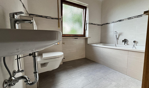 Lichtdurchflutete 4-Zimmer-Wohnung, frisch saniert, neue Bäder, neue Einbauküche, Bergblick