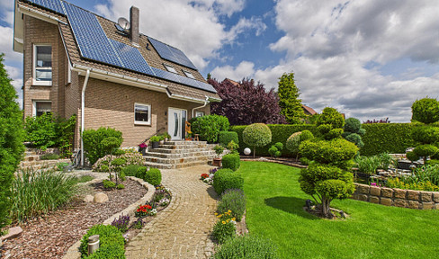 Commission-free: Well-maintained detached house with basement, PV system, pool and park-like garden