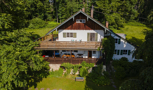 A property of exceptional rarity – a villa, stable, and luxurious, secluded location.