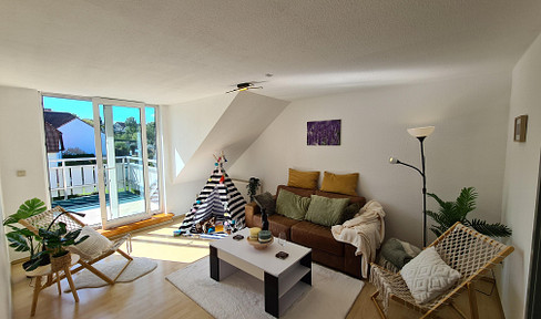 Charming top floor apartment with fitted kitchen - available immediately!