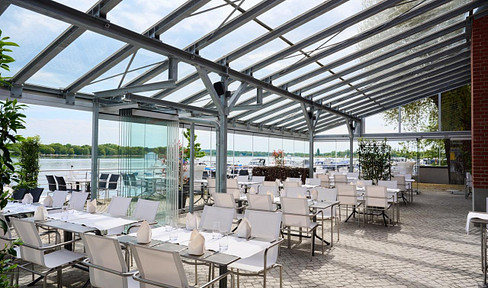 Restaurant/event location in the harbor