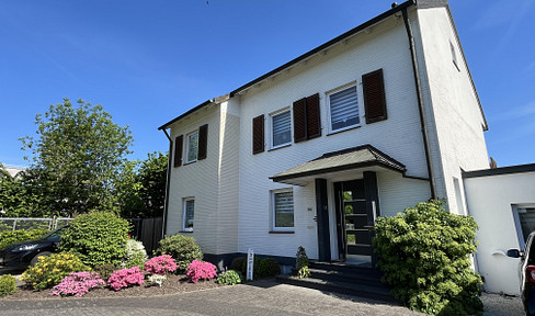 Detached family home in TOP location with unique views