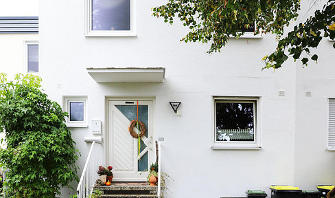 Charming end terraced house in Nuremberg-Großgründlach: fitted kitchen and single garage in a quiet location